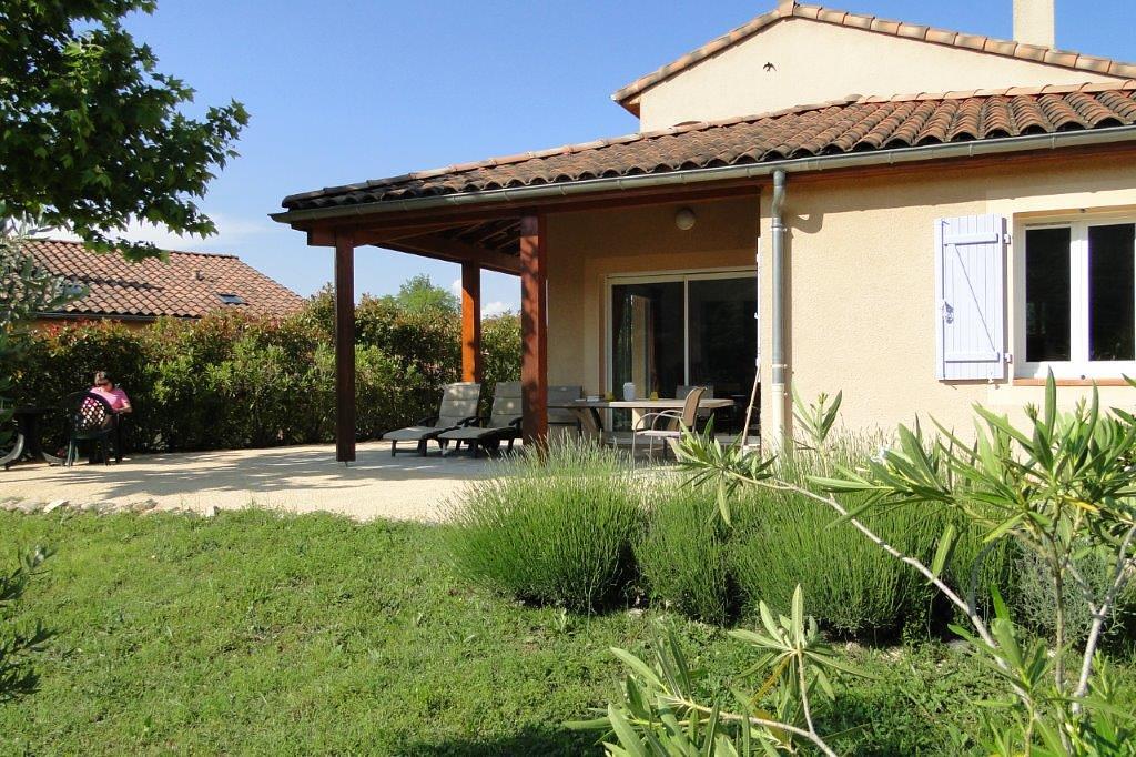 Wisseldag = ZONDAG 2 -8 pers. villa 2x Airco op de 2 grote slaapkamersGratis gebruik o.a. groot park zwembad, tennisbanen etc.Huisdieren niet toegestaan
2025
29/06-06/07 1350,-06/07-13/07 1775,-
13/07-20/0720/07-27/0727/07-03/08 03/08-10/08 10/08-17/08 17/08-24/08 24/08-31/08 31/08-07/09 07/09-14/09 14/09-21/09 21/09-28/09 915,-
28/09-05/10 915,-
05/10-12/10 915,-
12/10-19/10 915,-
Huurprijzen Villa l' Hirondelle